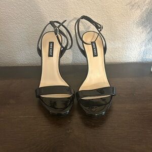 Nine West black size 7 Strappy heel. Worn once.